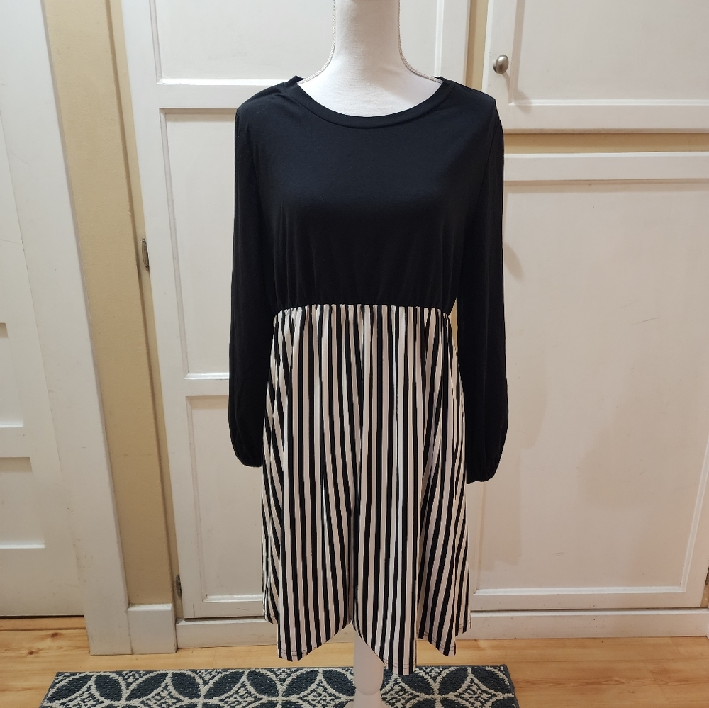 SHEIN Women's Vertical Stripped Print Dress - Picture 5 of 13
